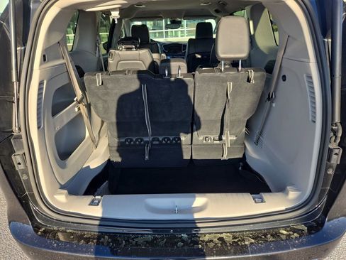 Used 2023 Chrysler Pacifica Touring-L image 31