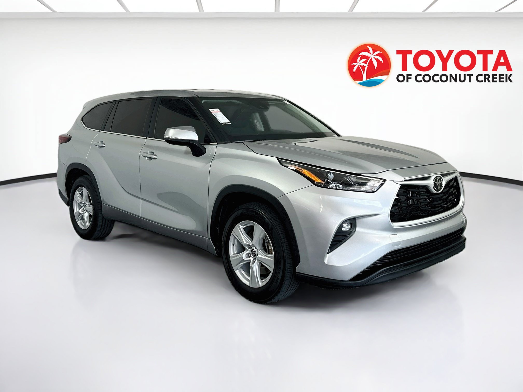 Used 2024 Toyota Highlander LE FWD image 1