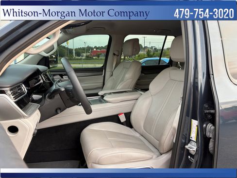 Used 2023 Jeep Wagoneer L Series II AWD/4WD image 9