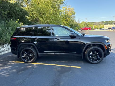 Used 2025 Jeep Grand Cherokee Limited w/ Luxury Tech Group II AWD/4WD image 4