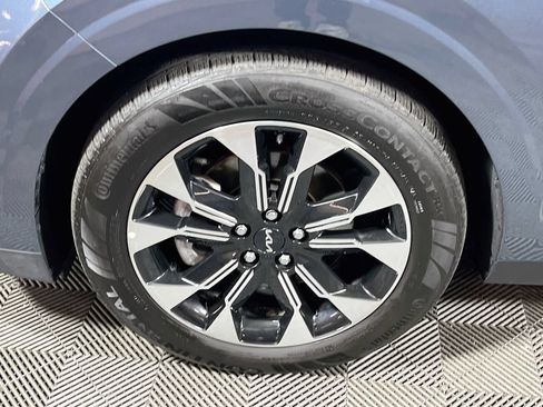 Used 2024 Kia Carnival EX FWD image 33