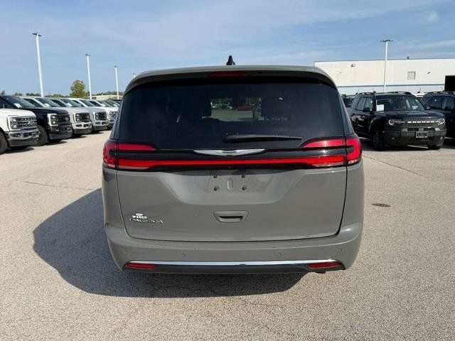Used 2025 Chrysler Pacifica Select FWD image 4