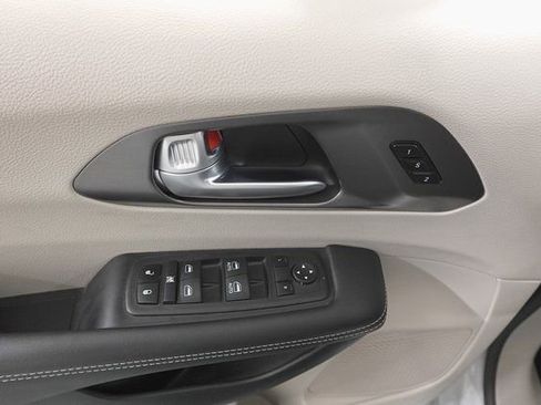 Used 2024 Chrysler Pacifica Touring-L image 8