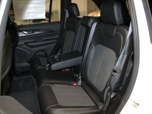 New 2025 Jeep Grand Cherokee Laredo image 27