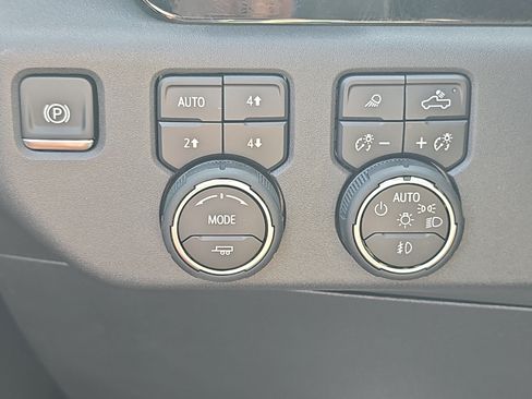 Used 2025 Chevrolet Silverado 1500 ZR2 w/ Technology Package AWD/4WD image 26