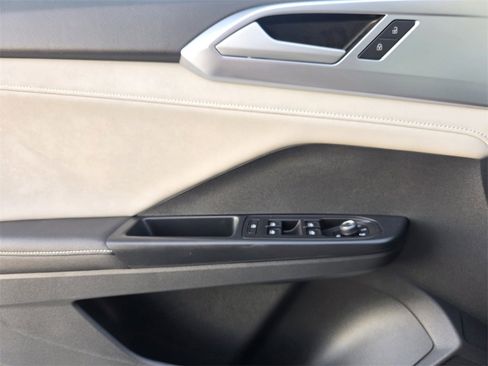 Used 2025 Volkswagen Taos SE image 16