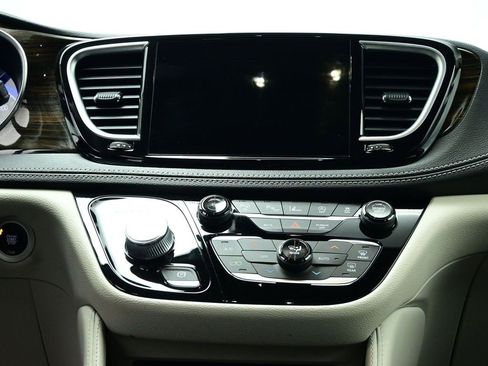 Used 2022 Chrysler Pacifica Limited image 12