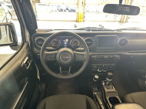 Used 2023 Jeep Gladiator Sport image 2