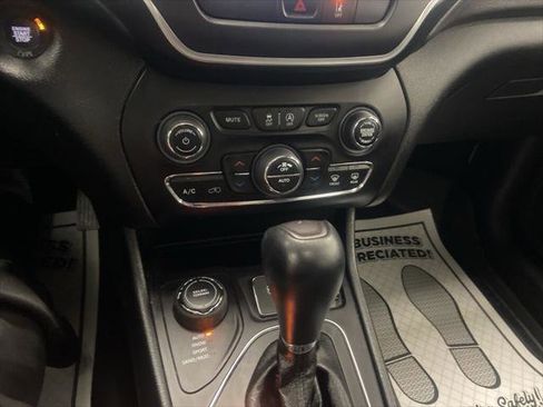 Certified 2022 Jeep Cherokee Latitude Lux w/ Sun & Sound Group image 28