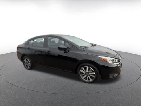 Used 2025 Nissan Versa SV image 2