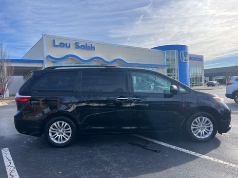 Used 2017 Toyota Sienna XLE w/ XLE Navigation Package image 5