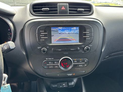 Used 2017 Kia Soul + image 11
