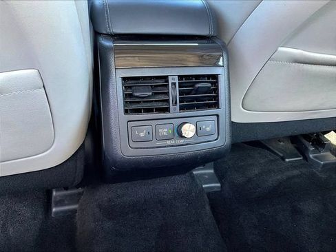 Used 2015 Toyota Avalon Limited w/ Technology Package FWD image 12