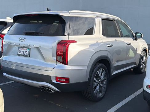 Used 2022 Hyundai Palisade SEL w/ Premium Package FWD image 2