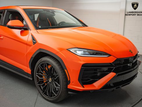 Used 2025 Lamborghini Urus SE image 2