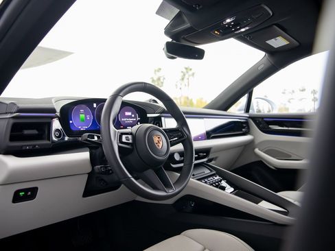 Certified 2025 Porsche Macan Electric image 4