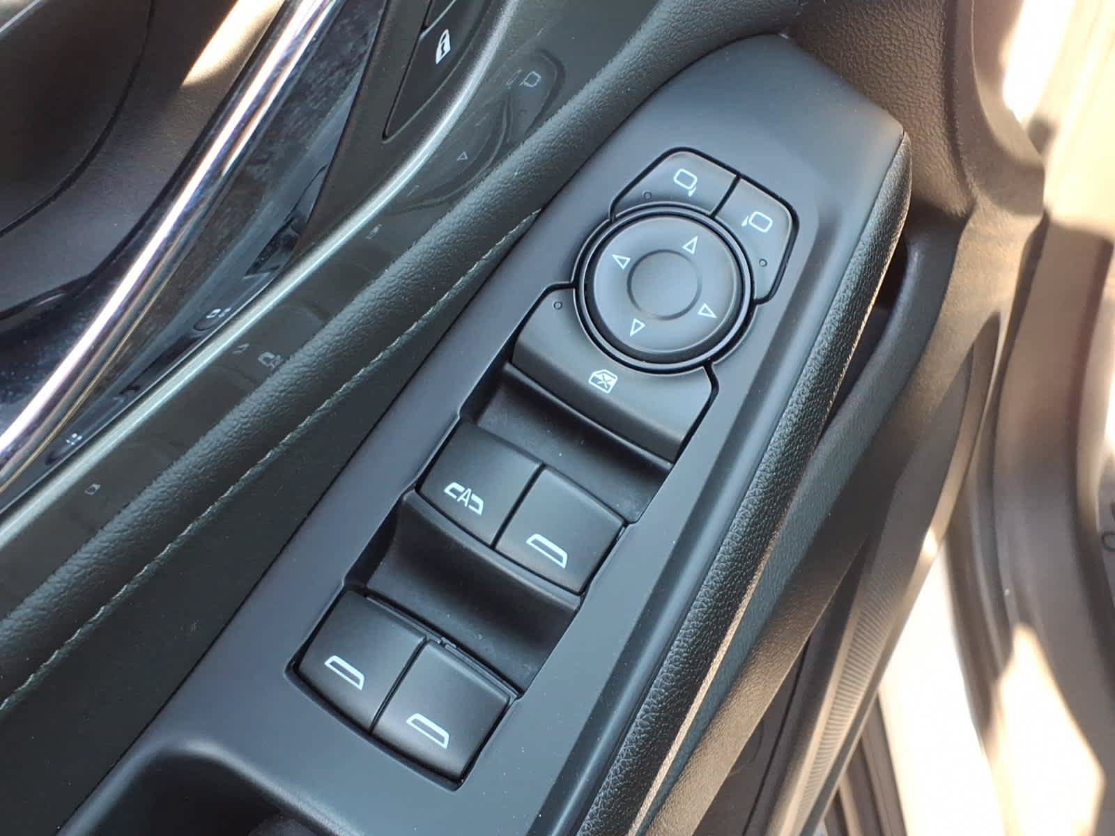Used 2023 Chevrolet Traverse LT FWD image 28