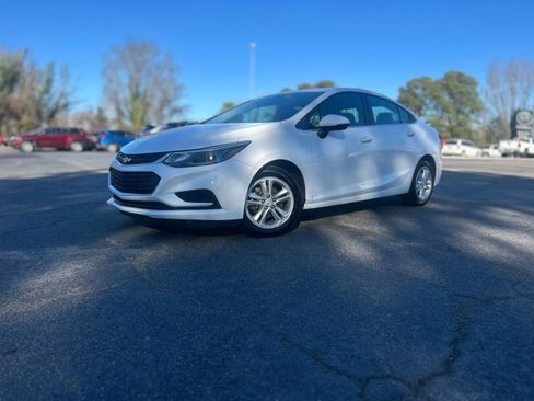Used 2017 Chevrolet Cruze LT image 3