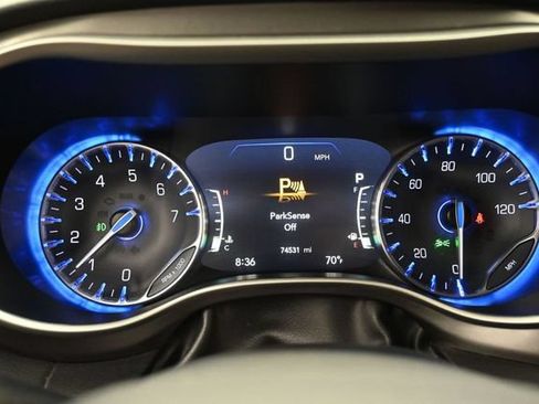 Used 2023 Chrysler Pacifica Touring-L FWD image 9