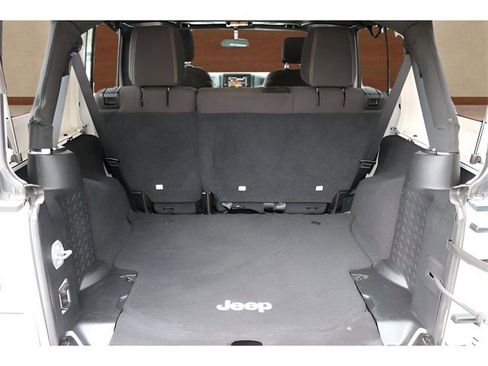 Used 2016 Jeep Wrangler Unlimited Rubicon w/ Connectivity Group image 15