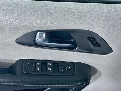 Used 2024 Chrysler Pacifica Touring-L image 25