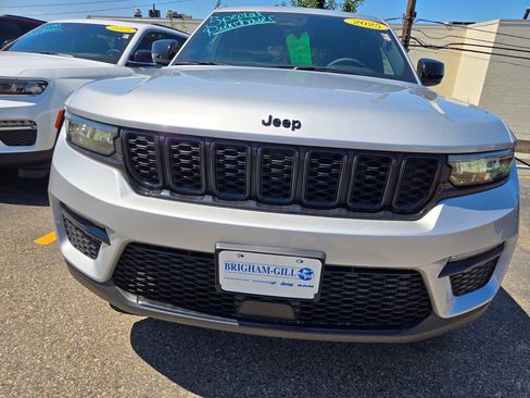 Used 2025 Jeep Grand Cherokee Limited w/ Black Appearance Package AWD/4WD image 4