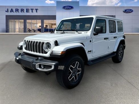 Used 2026 Jeep Wrangler Unlimited Sahara AWD/4WD image 3