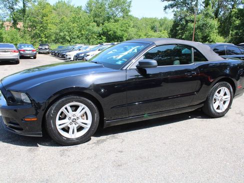 Used 2014 Ford Mustang Convertible RWD image 13