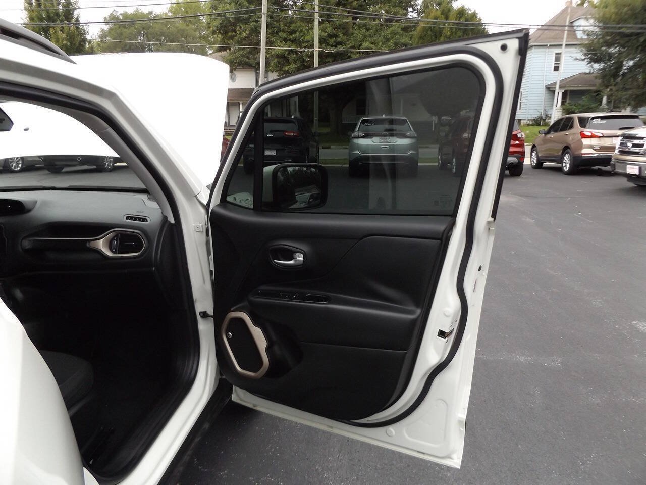 Used 2016 Jeep Renegade 75th Anniversary FWD image 29