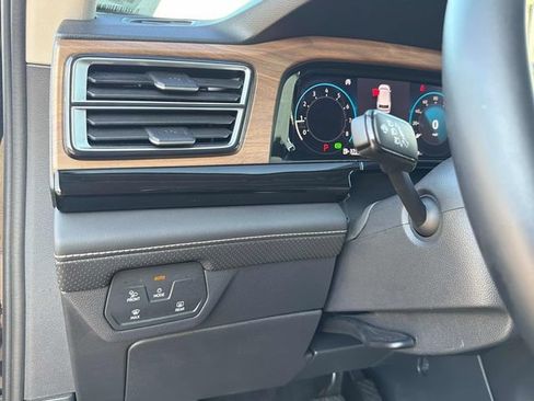Used 2025 Volkswagen Atlas SE AWD/4WD image 35