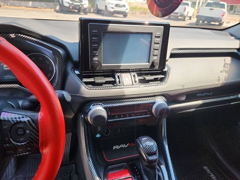 Used 2019 Toyota RAV4 LE FWD image 13