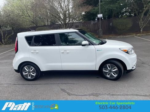 Used 2017 Kia Soul EV + w/ Sun & Fun Package image 12