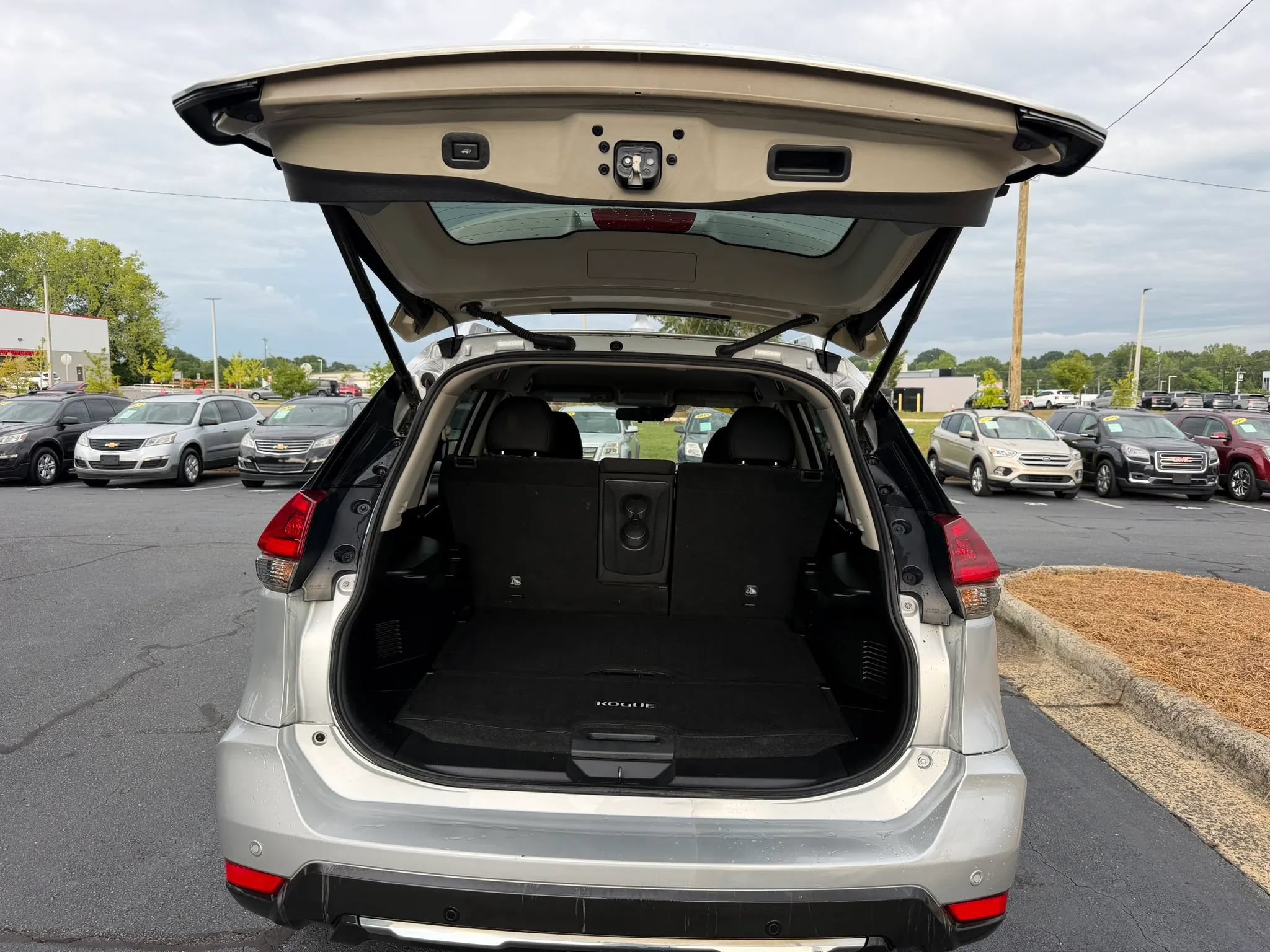 Used 2019 Nissan Rogue SV FWD image 25