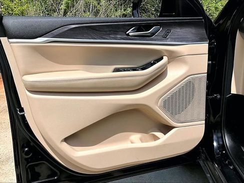 Used 2025 Jeep Grand Cherokee L Limited image 17