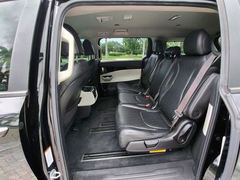 Used 2022 Kia Carnival EX FWD image 35