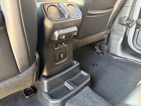 Used 2019 Jeep Wrangler Unlimited Sahara image 25