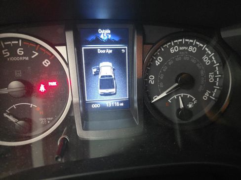 Used 2022 Toyota Tacoma TRD Off-Road image 11