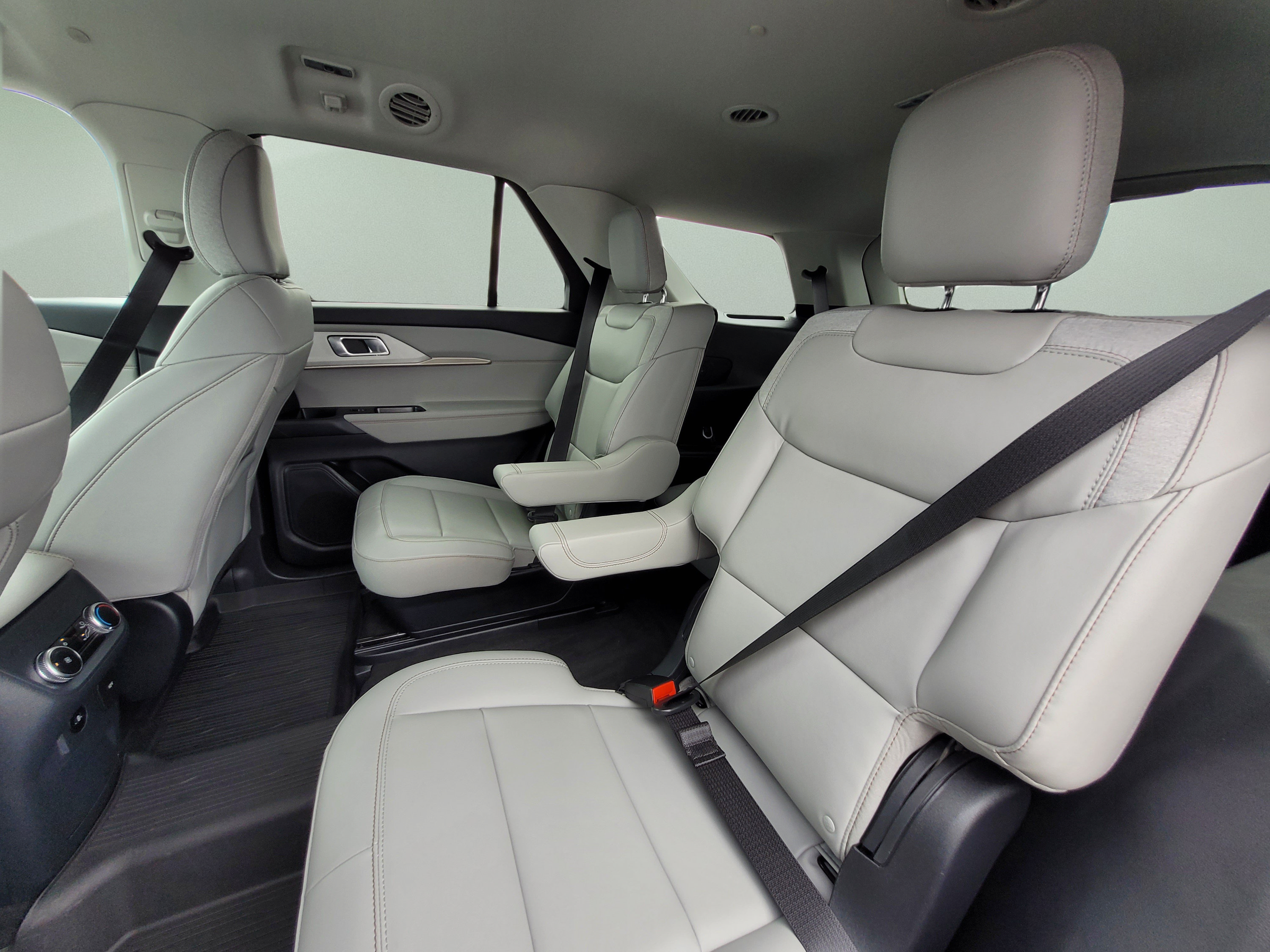 Used 2025 Ford Explorer Active w/ Active Comfort Package AWD/4WD image 18