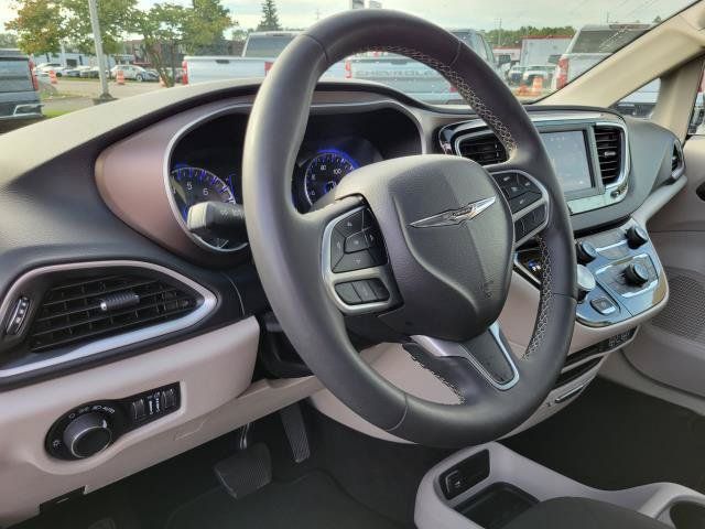 Used 2023 Chrysler Voyager LX FWD image 10