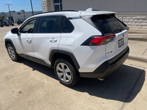 Used 2020 Toyota RAV4 LE FWD image 4