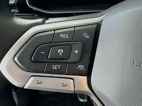 Used 2025 Volkswagen Jetta SE FWD image 9