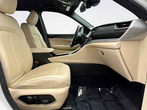 Used 2023 Jeep Grand Cherokee Limited image 17