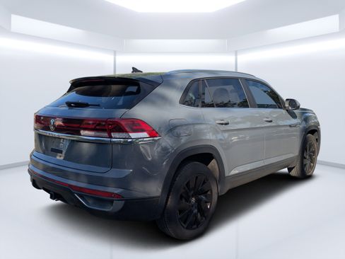 Used 2024 Volkswagen Atlas Cross Sport SE w/ Panoramic Sunroof Package image 3