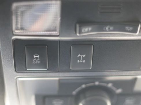 Used 2017 Toyota Tacoma TRD Off-Road image 38