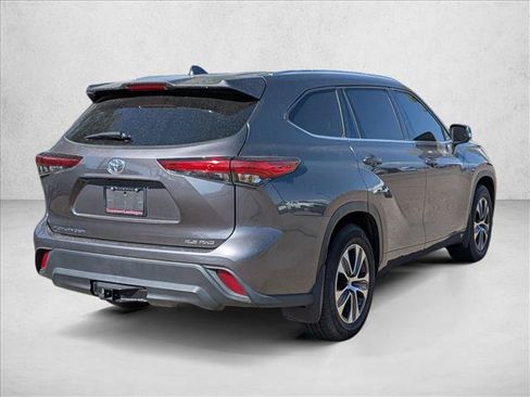 Used 2021 Toyota Highlander XLE AWD/4WD image 5