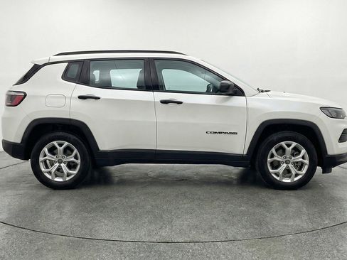 Used 2025 Jeep Compass Latitude AWD/4WD image 11