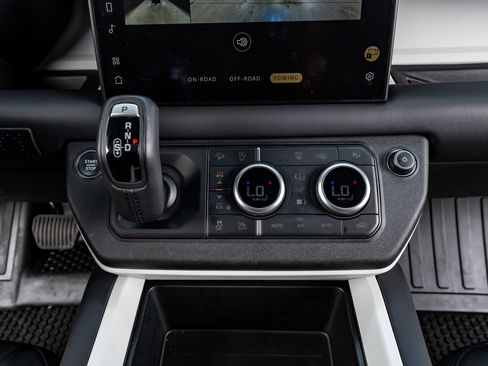 Used 2025 Land Rover Defender 110 X-Dynamic SE image 25