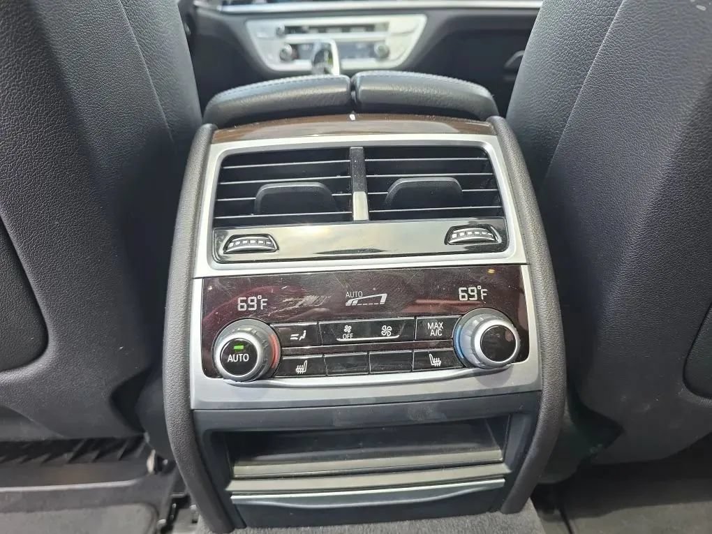Used 2019 BMW 740i w/ Cold Weather Package RWD image 46