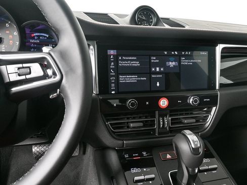 Certified 2025 Porsche Macan image 11