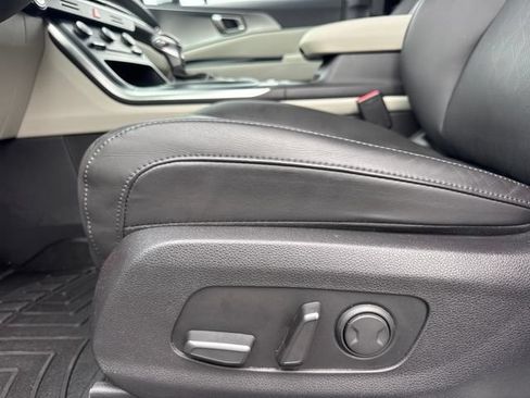 Used 2024 Kia Carnival LX FWD image 16